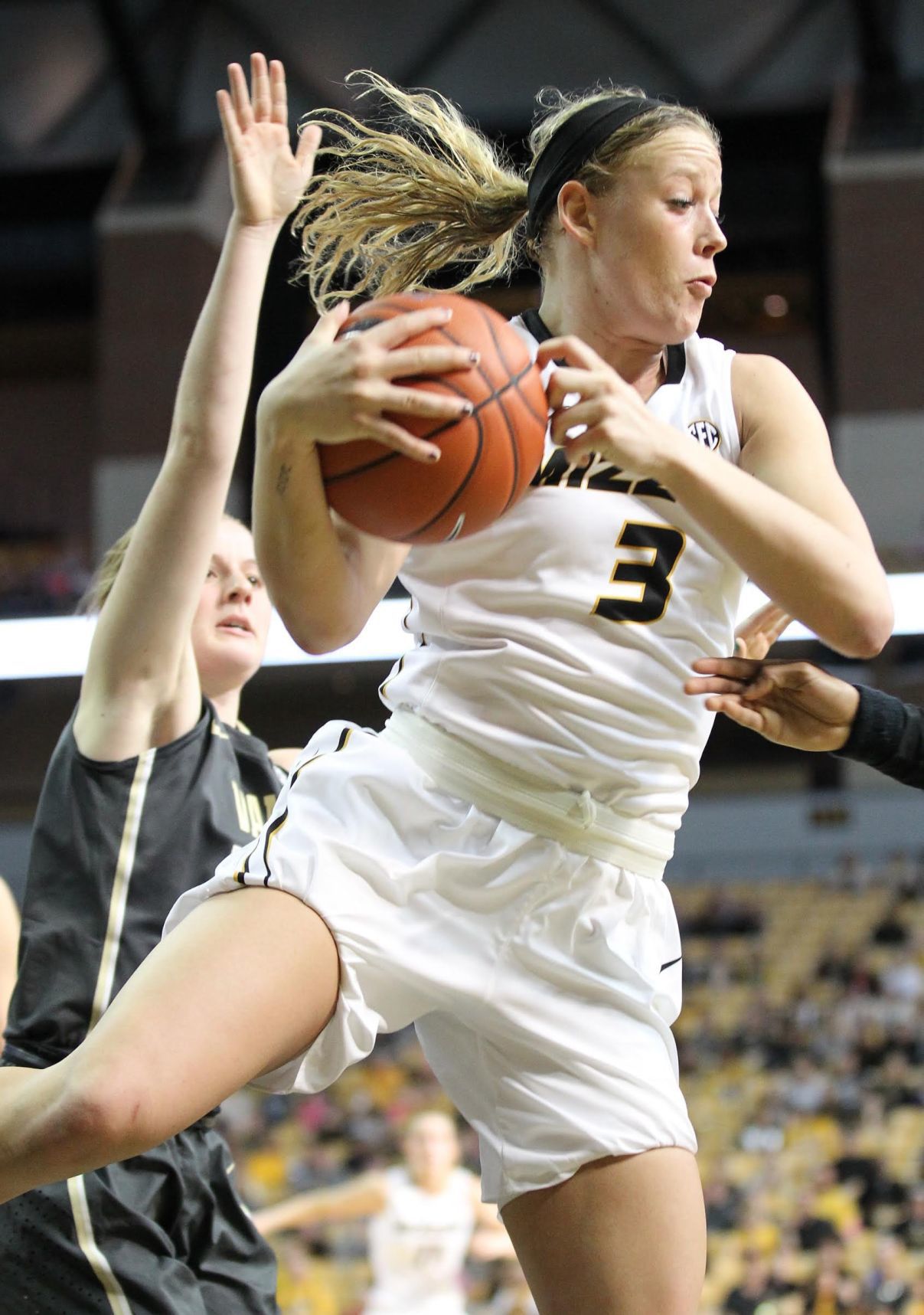 2016: Cunningham grabs rebound